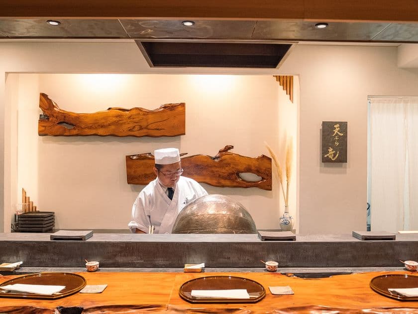 河口湖唯一の湖上レストラン『HAMANASHI HOUSEBOAT』が
毎週金曜日夜「天ぷら竜の会 ～Friday is Fry Day～」を開催