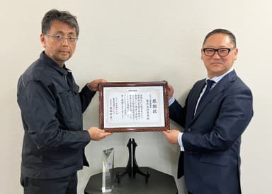 日栄の杉浦社長(左)、ビクトレックスのヘッドオブセールス 檜垣(右)