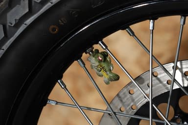 ユニークなバルブキャップも車、バイク両方取り付け可能