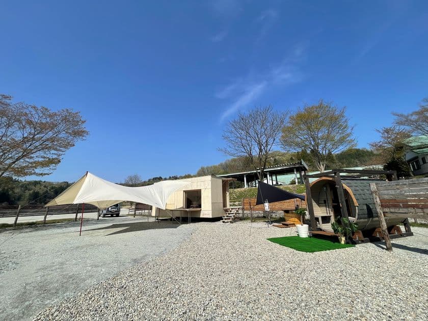 山形県初！バレルサウナ付グランピングサイトオープン！
SnowPeakと隈研吾氏のコラボモバイルハウス
「住箱-JYUBAKO-」を客室にしたサウナグランピングが誕生！