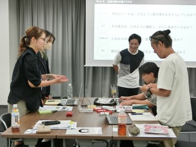 スクールの様子3：コンセプトは「スパーリング」。各回の講師やインストラクターとともに意見をぶつけ合う