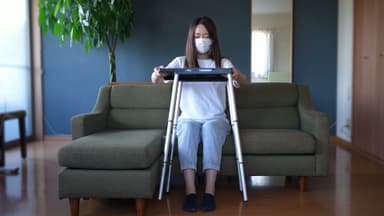 画像8　Tabletoteを組み立て終わった女性