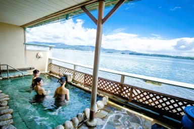 湖面すれすれ三ヶ日温泉