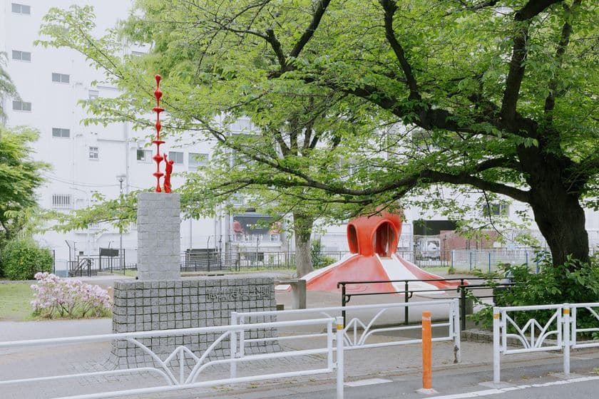 恵比寿の「タコ公園」にパブリックアートが出現。
災害時の一時退避場所を広めるため、
シブヤ・アロープロジェクトが彫刻家・名和晃平氏による
彫刻作品を制作・公開！