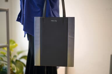 着物バッグ　ブラック　モデル画像