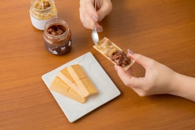 クリームをサンドする様子