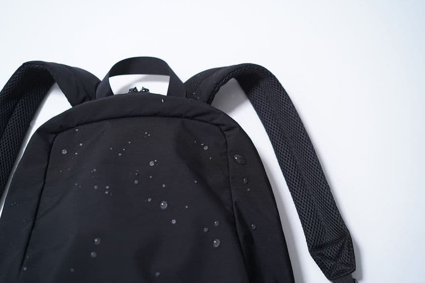 人気デザインユニットTENTと共同開発した“防水仕様”の
リュック「VEIL waterproof」が登場！