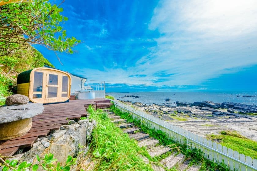東京からたった1時間半。
“離島のような”絶景と澄み切った海を同時に楽しめる、本格的サウナがTHE HOUSE諸磯にてオープン！
