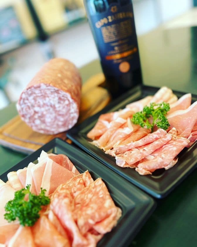 北九州発！生ハムの美味しさを切りたてで提供　
生ハム量り売り専門店『デリカコッタ』、
八幡東区に2店舗目を7月オープン！