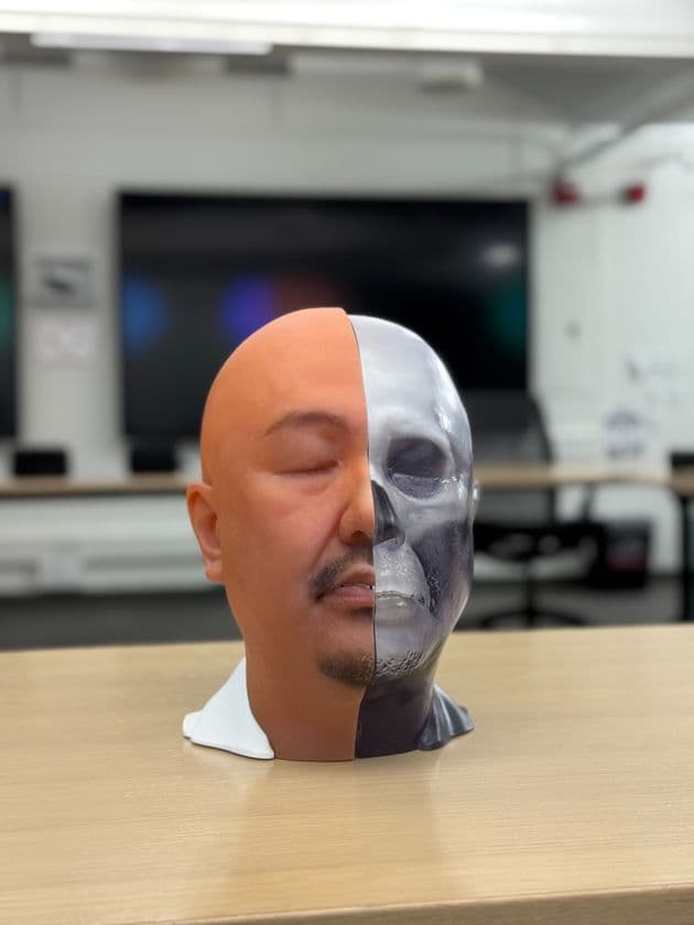 出血し、体温も感じる“生きた顔”。
日本発、世界初のクローン級超精密3D医療モデル
『3D Live Clone Face Model』、
その原型がスタンフォード大学でデビュー