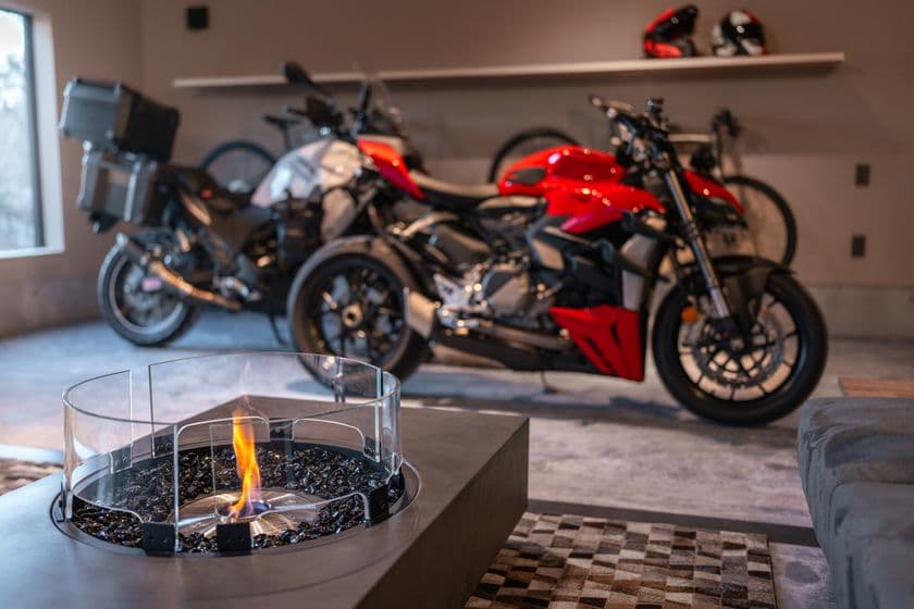 愛車を眺めつつお酒がたのしめるガレージ付き宿泊施設
『BIKE GARAGE YAMANAKAKO』をオープン！
富士山一望のウッドデッキやBBQスペースなども併設