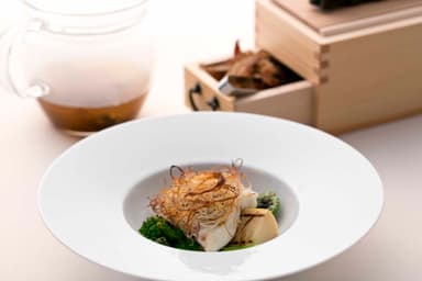 甘鯛と鴨節のコンソメ仕立て 春の恵みと供に