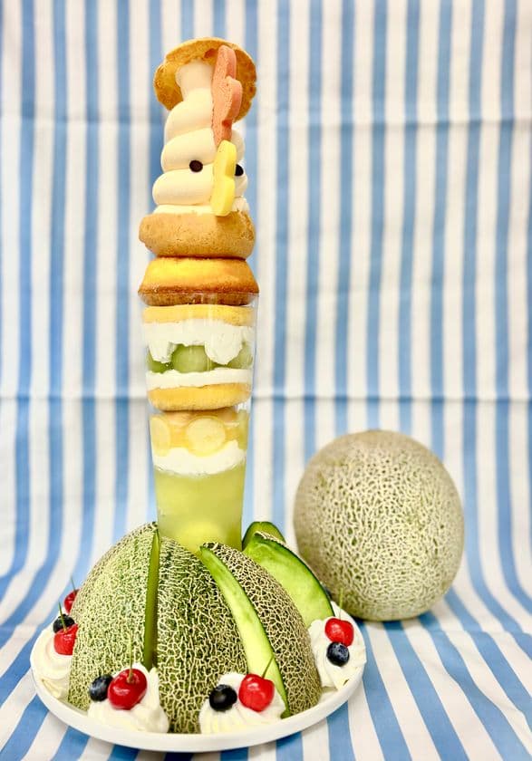 メロンをまるごと1個使用した
「メガ盛りコッコちゃんパフェ～サマーVer～」を発売