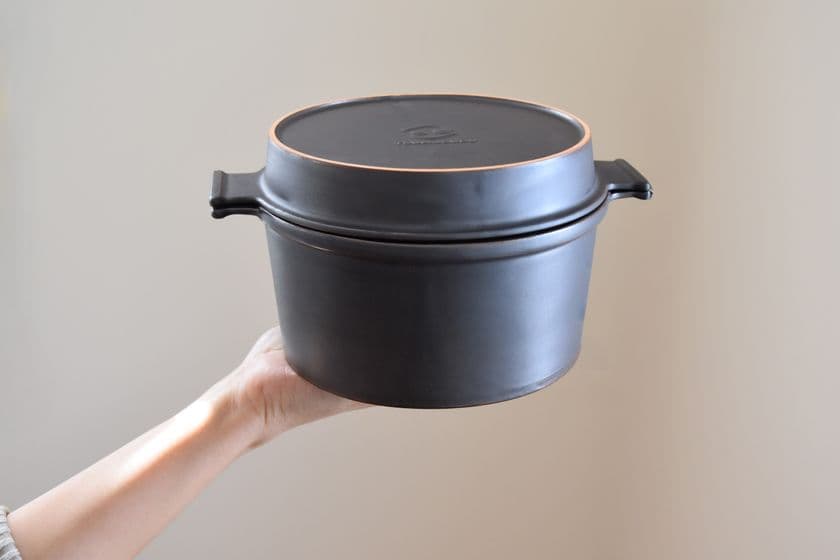 伝統の瀬戸焼製で超軽量・レンジもOKのダッチオーブン
「マルチダッチオーブンSETO」がmachi-yaにて先行販売開始！
自宅でもアウトドアでも本格調理が可能