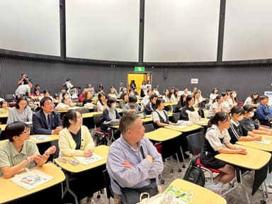 会場は満員に
