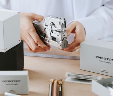 ボックスを製作する様子