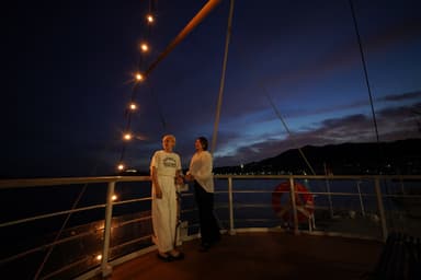 夜空を楽しむ女性たち