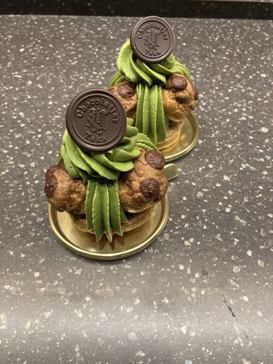 「Chocolatier Taka」の「サントノレ抹茶柚子」 プティガトー 870円