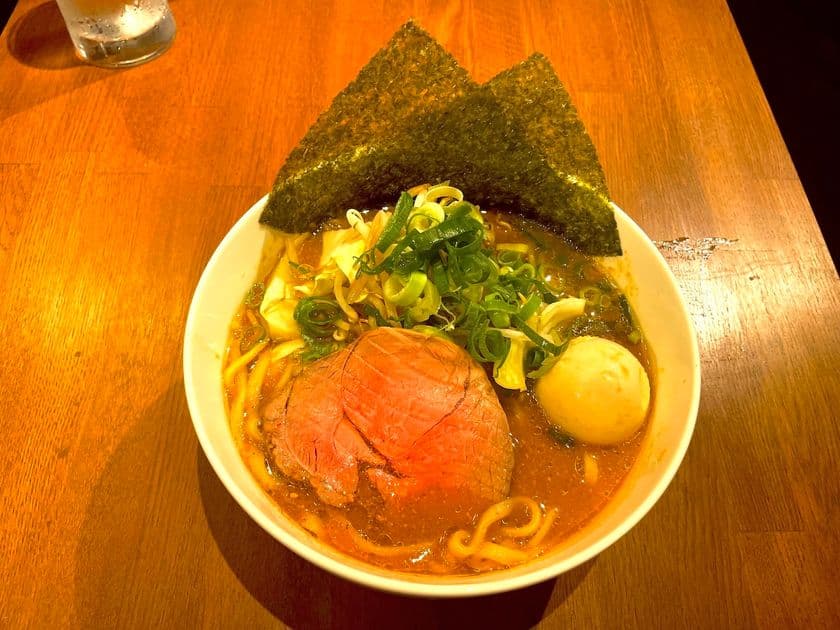 「脂じゃない、旨みで満たす。」
身体がよろこぶ“ご褒美ラーメン”
伝説のラーメン店「ばしらあ」が人形町に復活！