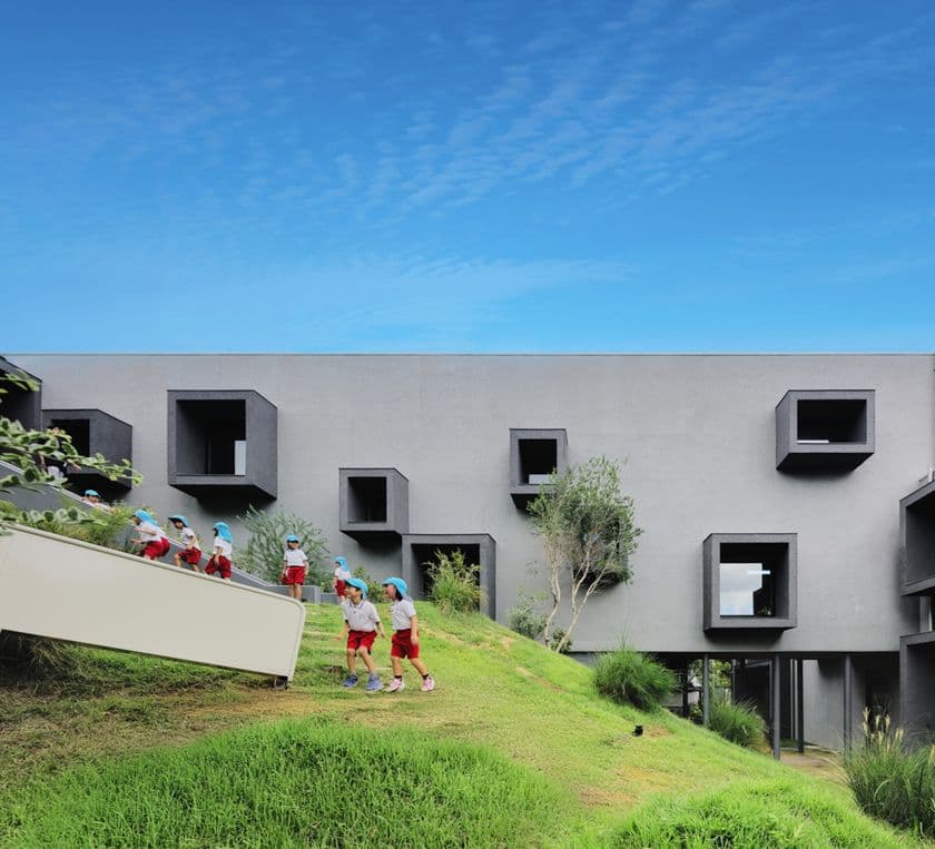 米国最大の建築メディアArchitizer主催の建築賞において
「幼稚園建築部門」「教育施設インテリアデザイン部門」で
最優秀賞をダブル受賞