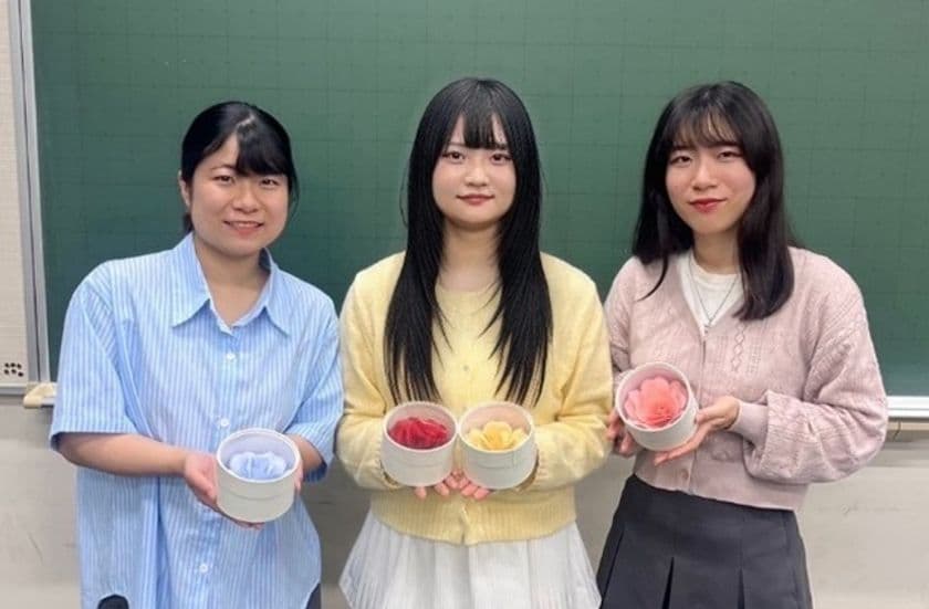 法政大学の学生が大阪書籍印刷と
嬉しいけど困る“花のプレゼント問題”解決商品を共同開発　
花が咲く手紙「Hanafumi」6月25日から
文具女子博トーキョーで先行発売