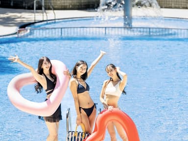 夏季限定のガーデンプール