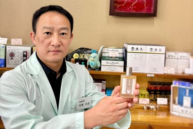 「安神香」を手にする「運龍堂」代表 佐藤 貴繁
