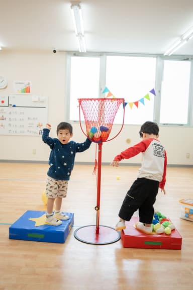 器具を使用して遊ぶ子どもたち
