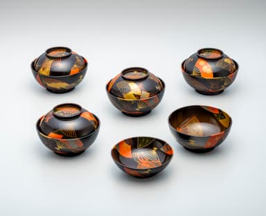 扇面散漆絵蒔絵煮物椀　MIHO MUSEUM蔵　撮影：山崎兼慈
