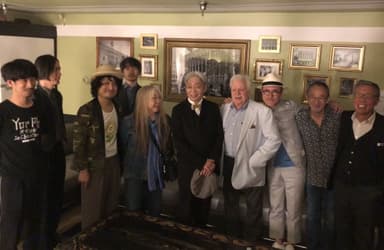 細野晴臣LA公演の楽屋(2019)～左から3人目が高田漣、6人目が細野晴臣、7人目がヴァン・ダイク・パークス