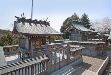 関東では珍しい三殿並立の社殿
