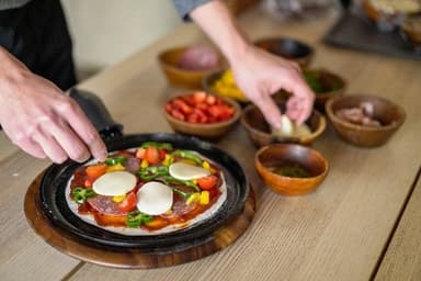 窯で焼く手作りピザ体験のワークショップも実施中