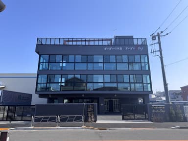 保育園には見えない外観。1階の左側がカフェ
