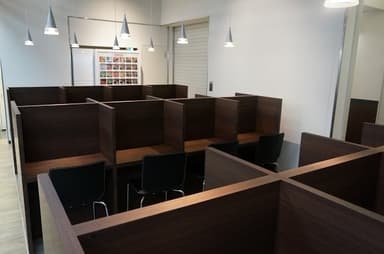 パーテーション付カウンター席