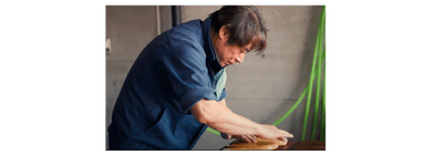 塩漬けしたからすみを一つずつ丁寧に塩出しする川崎代表