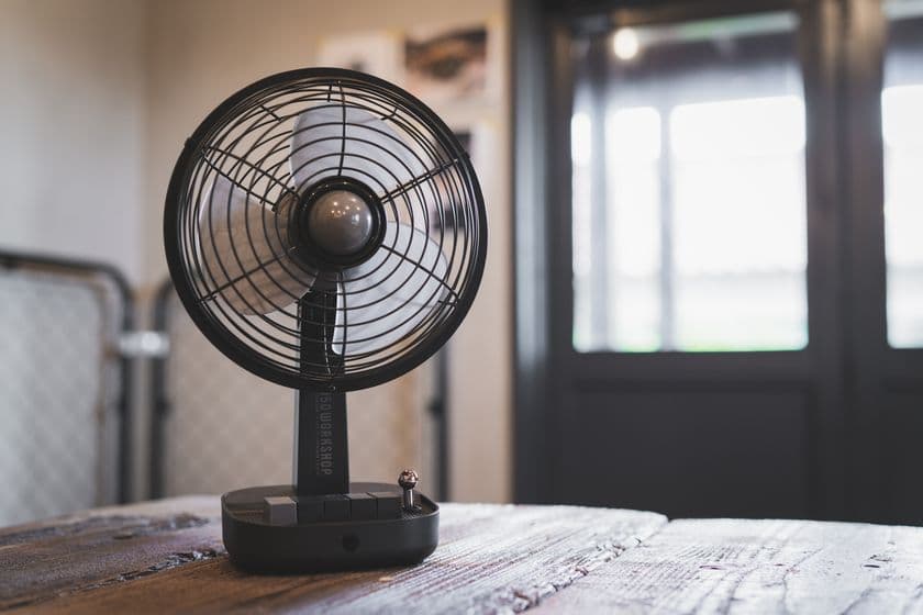 レトロなデザインながら現代的な機能を搭載した
卓上コードレスファン「RETRO DESKTOP FAN」を発売！