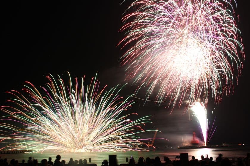 和歌山港が“光の宇宙”に変わる夜！
3,000発の花火と500機のドローンが織りなす光の競演　
「第73回 和歌山港まつり花火大会」7月26日(土)に開催