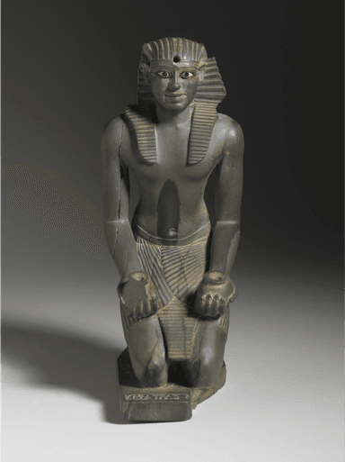 《ひざまずくペピ 1 世の小像》  前 2338～前 2298年頃  ブルックリン博物館蔵  Photo：Brooklyn Museum