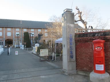 表門から富岡製糸場を　※画像提供　富岡市