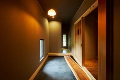 静寂に包まれる贅沢な宿への入り口