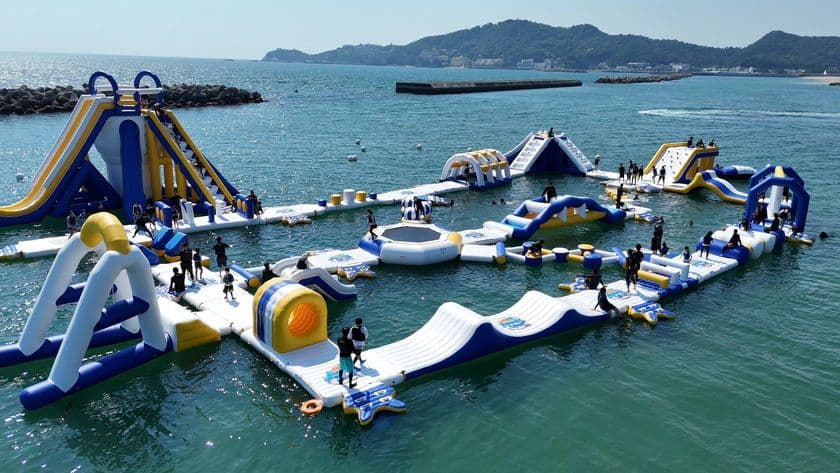 満員御礼の時間帯も！和歌山市・片男波海水浴場の
海上アスレチック「AQuaLooP」8月31日までオープン