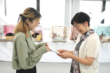 HP-C28BT_「猫の未来とびら」代表　斎藤様と開発担当