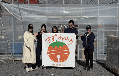 崩れてしまったハウスの再建に集まってくれた仲間たち