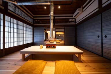 店内は2卓のみ、個室の空間です