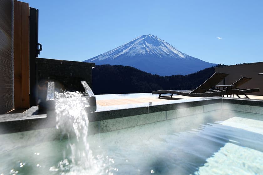 【1周年記念】天空の温泉ヴィラ紬 河口湖　
8月のご予約限定で山梨県産ハーフワインをプレゼント！
贅沢な非日常空間をご堪能ください
