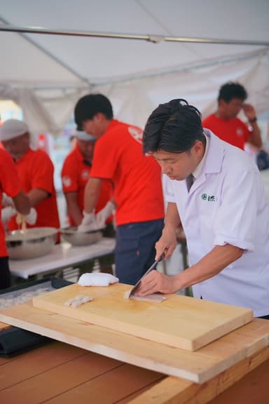 鱧湯引きふるまい