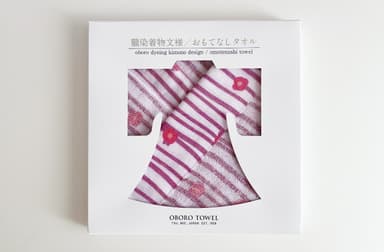 畳み方から見せ方まで細部にまでこだわった「おもてなしタオル」のパッケージ(表面)