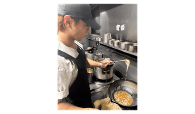厨房で日々、中華料理を作り続ける