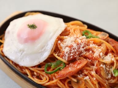 鉄板ナポリタン　目玉焼き付き