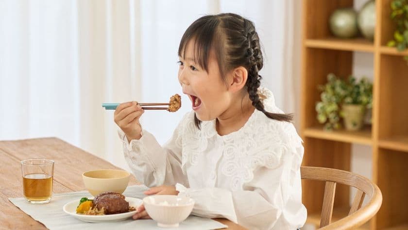 お箸の正しい持ち方を自然と意識できる　指ガイド付き　
【天然木のお箸】を8月上旬にリニューアル販売開始